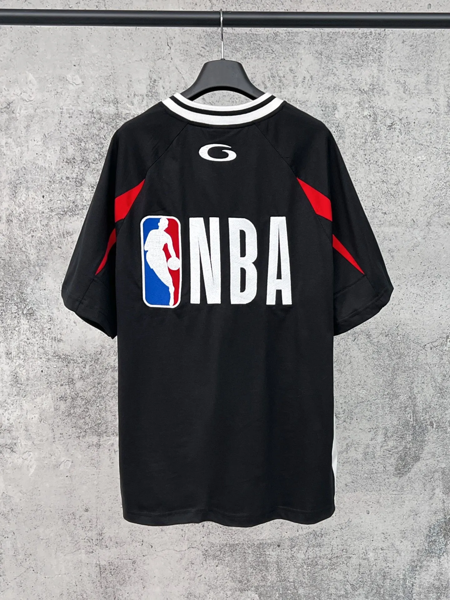 Balenciaga × NBA SS 26 Series T Same Style • Classic ： + ， ， Retro • ： 「BALENCIAGA 10 」 ， NBA ， • ： ， ， 、 ：Black Red ：A 275# Size： S 73 116 24 M 75 120 25 L 77 124 26 XL 79 128 27